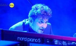 Janusz radek mężczyzna siedzi za pianinem