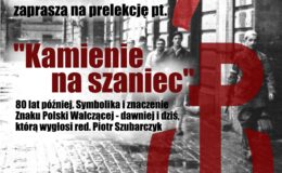 plakat zapraszający na prelekcję pt. Kamienie na szaniec" 80 lat później. Symbolika i znaczenie Znaku Polski Walczącej - dawniej i dziś, znak Polski walczącej na tle ulicy, którą idą powstańcy