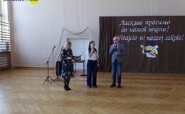 stoją trzy osoby, dwie kobiety i jeden mężczyzna w sali sportowej szkoły