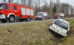 samochód w rowie, w tle wóz strażacki i karetka