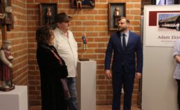 w sali zamkowej, stoją cztery osoby, otwarcie wystawy rzeźbiarskiej