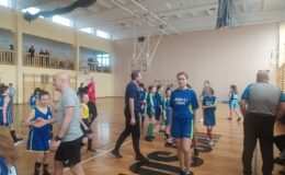 Dyrektor Grzegorz Kaszubski podsumowuje minikoszykówkę dziewcząt i zaprasza na Mityng Lekkoatletyczny