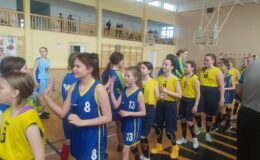 Dyrektor Grzegorz Kaszubski podsumowuje minikoszykówkę dziewcząt i zaprasza na Mityng Lekkoatletyczny