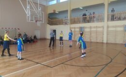 Dyrektor Grzegorz Kaszubski podsumowuje minikoszykówkę dziewcząt i zaprasza na Mityng Lekkoatletyczny