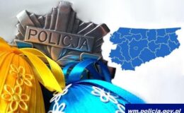 odznaka policyjna, mapa województwa warmińsko-mazurskiego i zdobione jajka