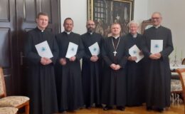 stoi pięciu księży, wraz z biskupem toruńskim Wiesławem Śmiglem. Nowy proboszcz parafii pw. Św. Katarzyny, Szymon Chachulski stoi pierwszy od lewej