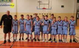 zwycięski zespół ze Szkoły Podstawowej nr 3 w Działdowie. Zawodnicy i ich trener stoją w sali sportowej