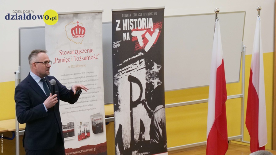 dr Marek Szymaniak wygłasza wykład w w auli Centrum Kształcenia Ustawicznego w Działdowie