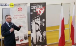 dr Marek Szymaniak wygłasza wykład w w auli Centrum Kształcenia Ustawicznego w Działdowie