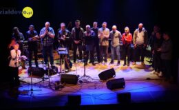 na scenie Miejskiego Domu Kultury w Działdowie stoi grupa osób - muzycy, organizatorzy koncertu