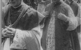 Bp Leon Wetmański podczas procesji przed katedrą płocką - rok 1936