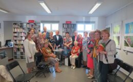 Pamiątkowe zdjęcie członków DKK UTW z autorem Wojciechem Sobiną w Mediatece działdowskiej biblioteki