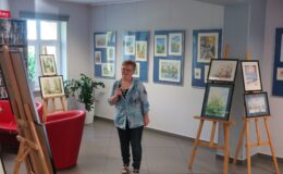 malarka w otoczeniu swoich prac
