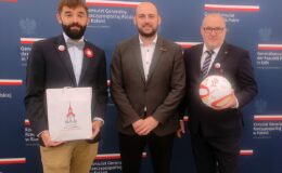 Na zdjęciu Konsul Generalny RP Jakub Wawrzyniak, prezes MKS Działdowo Patryk Piekarski i Tomasz Rybicki