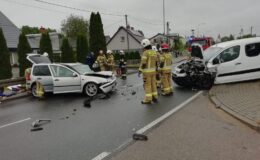 na drodze stoją dwa rozbite samochody. Widać także kilka osób - służby ratunkowe