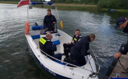 W Rybnie odbyło się uroczyste przekazanie wartej prawie 120 tys. zł łodzi patrolowej działdowskim policjantom. Została ona zakupiona dzięki wsparciu Starostwa Powiatowego w Działdowie i Gminy Rybno z wykorzystaniem środków Komendy Głównej Policji. Dzięki nowej łodzi działdowscy policjanci będą mogli skuteczniej podejmować interwencje na rzecz bezpieczeństwa osób wypoczywających nad wodą i terenach przywodnych. W piątek (27 maja) w uroczystym przekazaniu łodzi dla działdowskich policjantów udział wzięli poseł Robert Gontarz, I Zastępca Komendanta Wojewódzkiego Policji w Olsztynie insp. Arkadiusz Sylwestrzak, Komendant Powiatowy Policji w Działdowie insp. Witold Barcikowski, przedstawiciele samorządu lokalnego oraz przedstawiciele instytucji współpracujących z Policją na rzecz bezpieczeństwa. Zakup nowej łodzi możliwy był dzięki wsparciu Starostwa Powiatowego w Działdowie oraz Gminy Rybno, które przekazały na ten cel kwotę 75 tys. złotych. Pozostałe środki przekazała Komenda Główna Policji. Nowy nabytek to łódź motorowa TEXAS 495 wyposażona w silnik spalinowy czterosuwowy benzynowy o pojemności 1832 cm sześciennych i mocy 90 KM. Jednostka będzie wykorzystywana do patroli wodnych na obszarze jezior ogólnodostępnych znajdujących się na terenie Powiatu Działdowskiego. (KPP Działdowo / kr / tm) (Na zdjęciu grupa mężczyzn siedzi i stoi w nowej łodzi