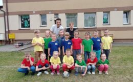uczestnicy Przedszkolnej Ligi Minifutbolu w Przedszkolu nr 1 w Działdowie, dzieci i opiekunowie