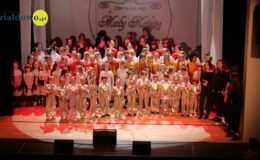 na scenie grupa uzestników przedstawienia teatralnego w MDK Działdowo, dzieci młodzież i dorośli są poubieranie w kolorowe stroje