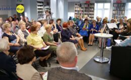 w Miejskiej bibliotece Publicznej w Działdowie siedzą uczestnicy spotkania "Jesteśmy z Wami" - nasi poeci dla Ukrainy