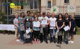 Na zdjęciu głównym stoi grupa osób podczas podsumowania spartakiady