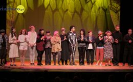 stoi grupa aktorów na scenie Miejskiego Domu Kultury w Działdowie