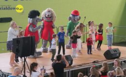 dzieci z jedną z atrakcji grupą animatorów "Wesołe Szczurki"