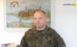 sierżant Paweł Gołębiewski, stoi w mundurze