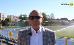 Grzegorz kaszubski stoi na stadionie