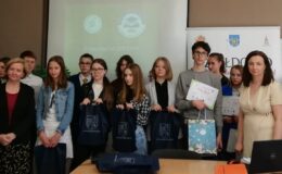 stoją w klasie uczestnicy konkurs, młodzież i dorośli