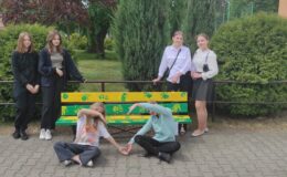 Ławka koleżeńska w SP2 w Działdowie