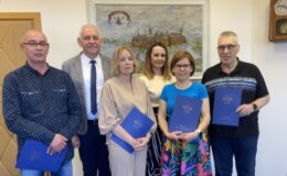 Na zdjęciu stoją od lewej: Jarosław Zwierz, Grzegorz Mrowiński, Anna Siedlecka, Kinga Darnowska, Joanna Karaszewska, Michał Struzik