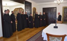 Na zdjęciu widać grupę księży na spotkaniu u biskupa / fot. archiwum Diecezji Toruńskiej