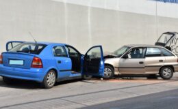 Uszkodzone pojazdy, jeden niebieski, drugi szary uczestniczące w zdarzeniu drogowym przed wjazdem w tunel