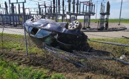Uszkodzony pojazd BMW, zniszczone ogrodzenie elektrowni wiatrowej w m. Surpie