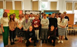 grupa Młodzieży i dorosłych, uczestników projektu warsztatów językowo-integracyjnych dla młodzieży ukraińskiej i polskiej podczas posumowania projektu