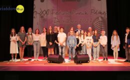 na scenie widowiskowej Miejskiego Domu Kultury w Działdowie stoją uczestnicy Eliminacji miejskich Festiwalu Piosenki Polskiej 2022