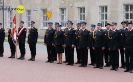 widać stojących strażaków na placu przed siedzibą komendy straży pożarnej w Działdowie