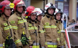 Uroczysty apel z okazji Dnia Strażaka – odznaczenia, przekazanie samochodów bojowych i łodzi