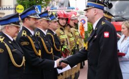 Uroczysty apel z okazji Dnia Strażaka – odznaczenia, przekazanie samochodów bojowych i łodzi