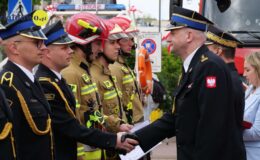 Uroczysty apel z okazji Dnia Strażaka – odznaczenia, przekazanie samochodów bojowych i łodzi