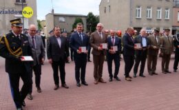 Uroczysty apel z okazji Dnia Strażaka – odznaczenia, przekazanie samochodów bojowych i łodzi