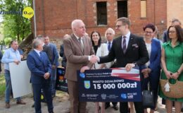 burmistrz Grzegorz Mrowiński odbiera od posła Roberta Gontarza promesę