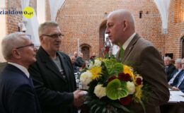 burmistrz Grzegorz Mrowiński otrzymuje gratulacje za otrzymanie absolutorium