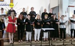 grupa chórzystów stoi w kościele