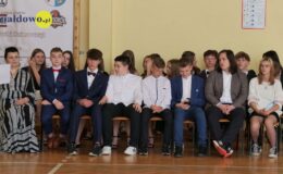 Ósmoklasiści z SP 4 pożegnali swoją szkołę