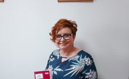 Renata Buczyńska z tomikiem wierszy