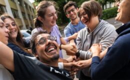 grupa cieszących się osób / fot. visegradfund.org
