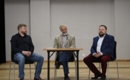 Na zdjęciu głównym prowadzący spotkanie dyrektor Muzeum Pogranicza na scenie MDK rozmawia z twórcami filmu