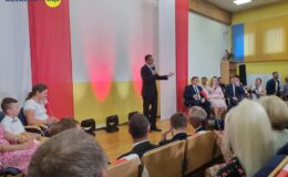 Na zdjęciu głównym, Premier Mateusz Morawiecki podczas spotkania z mieszkańcami Działdowa w auli Centrum Kształcenia Ustawicznego