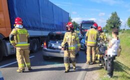 strażacy, pojazd Lancia, radiowóz, wóz strażacki, ciężarówka, osoba postronna na drodze przy ulicy Olsztyńskiej w Działdowie